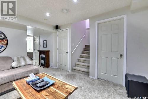 1042 Cypress Way N, Regina, SK - Indoor Photo Showing Living Room