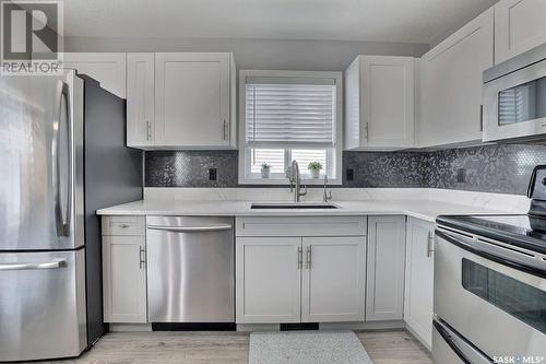 1042 Cypress Way N, Regina, SK - Indoor Photo Showing Kitchen