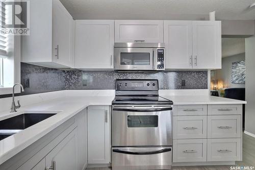 1042 Cypress Way N, Regina, SK - Indoor Photo Showing Kitchen