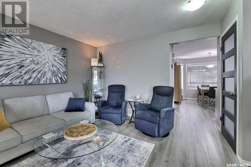 1042 Cypress Way N, Regina, SK - Indoor Photo Showing Living Room