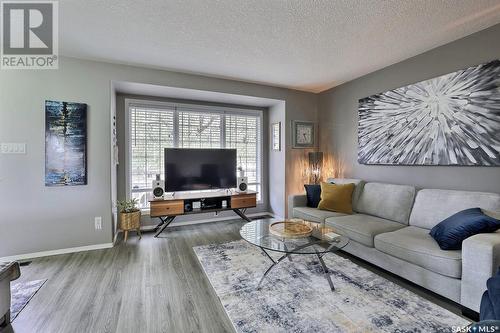 1042 Cypress Way N, Regina, SK - Indoor Photo Showing Living Room