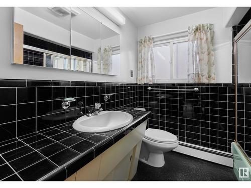 11689 72 Av Nw, Edmonton, AB - Indoor Photo Showing Bathroom