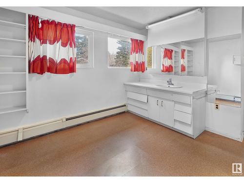 11689 72 Av Nw, Edmonton, AB - Indoor Photo Showing Bathroom