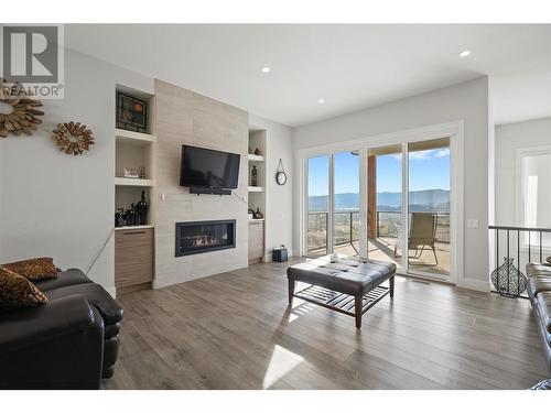 695 Deans Drive, Kelowna, BC - Indoor Photo Showing Living Room With Fireplace