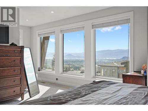 695 Deans Drive, Kelowna, BC - Indoor Photo Showing Bedroom