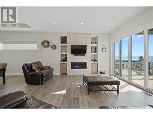 695 Deans Drive, Kelowna, BC - Indoor Photo Showing Living Room With Fireplace