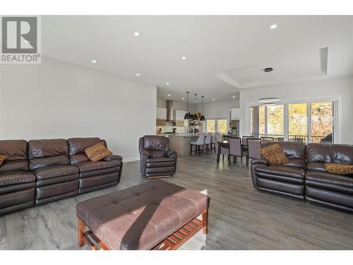 695 Deans Drive, Kelowna, BC - Indoor Photo Showing Living Room