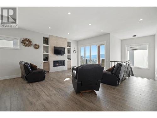 695 Deans Drive, Kelowna, BC - Indoor Photo Showing Living Room With Fireplace