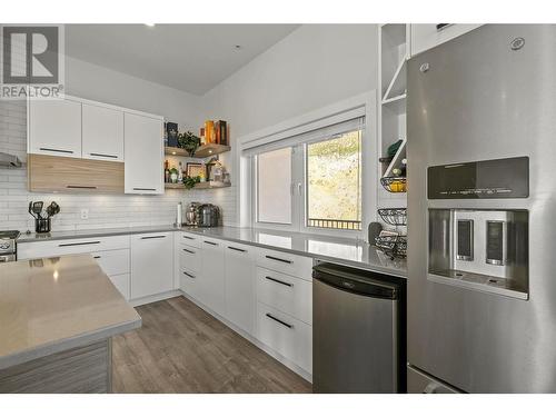 695 Deans Drive, Kelowna, BC - Indoor Photo Showing Kitchen With Upgraded Kitchen