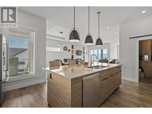 695 Deans Drive, Kelowna, BC - Indoor Photo Showing Kitchen With Double Sink With Upgraded Kitchen