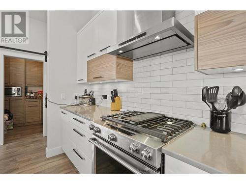 695 Deans Drive, Kelowna, BC - Indoor Photo Showing Kitchen With Upgraded Kitchen