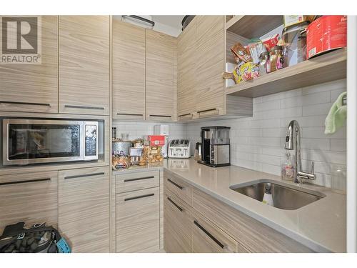 695 Deans Drive, Kelowna, BC - Indoor Photo Showing Kitchen