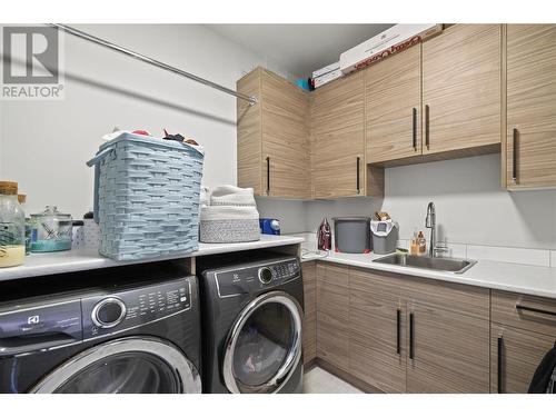 695 Deans Drive, Kelowna, BC - Indoor Photo Showing Laundry Room