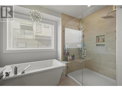 695 Deans Drive, Kelowna, BC - Indoor Photo Showing Bathroom