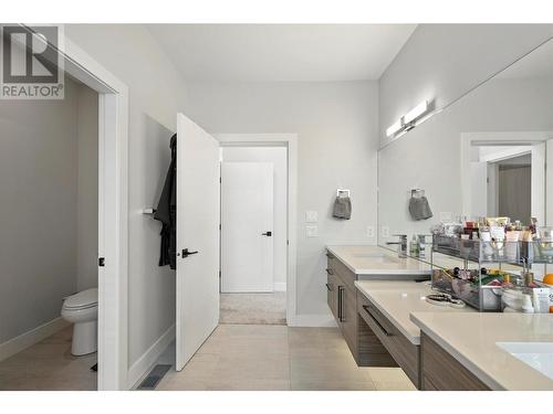 695 Deans Drive, Kelowna, BC - Indoor Photo Showing Bathroom