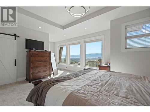 695 Deans Drive, Kelowna, BC - Indoor Photo Showing Bedroom