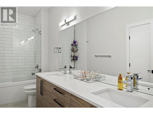 695 Deans Drive, Kelowna, BC - Indoor Photo Showing Bathroom