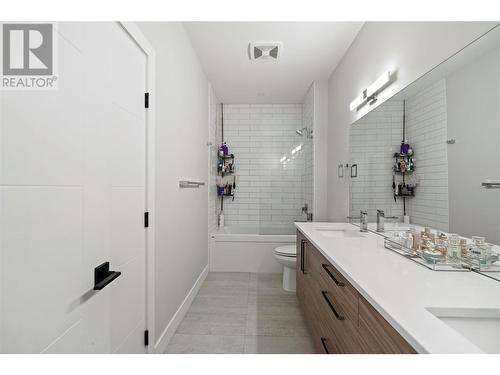 695 Deans Drive, Kelowna, BC - Indoor Photo Showing Bathroom