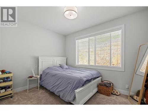 695 Deans Drive, Kelowna, BC - Indoor Photo Showing Bedroom