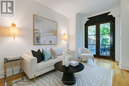 44 Belmont Street, Toronto, ON - Indoor Photo Showing Living Room