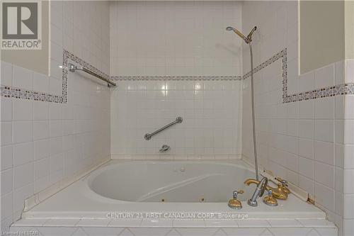 28 Redford Road, London, ON - Indoor Photo Showing Bathroom