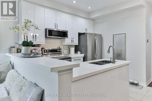 5 Sibella Way, Vaughan, ON - Indoor Photo Showing Kitchen With Double Sink With Upgraded Kitchen