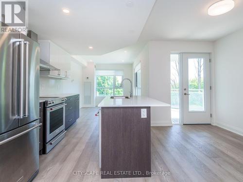 607 - 58 Lakeside Terrace N, Barrie, ON - Indoor Photo Showing Kitchen With Upgraded Kitchen