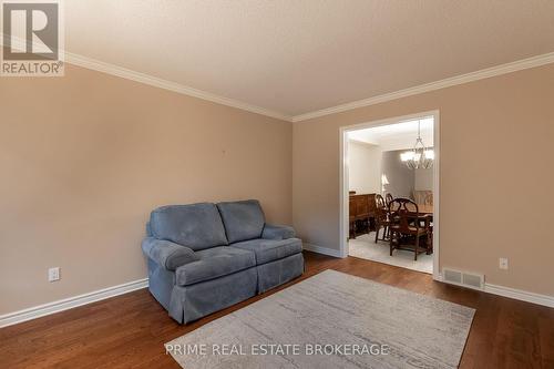 8 - 70 Sunnyside Drive, London, ON - Indoor Photo Showing Living Room