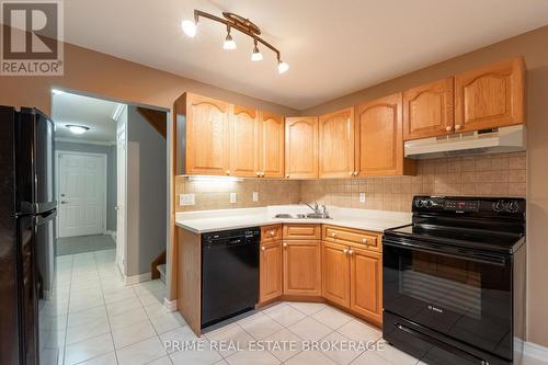 8 - 70 Sunnyside Drive, London, ON - Indoor Photo Showing Kitchen