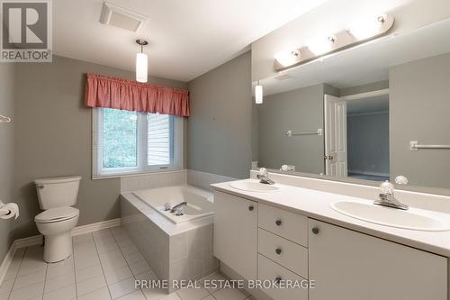 8 - 70 Sunnyside Drive, London, ON - Indoor Photo Showing Bathroom