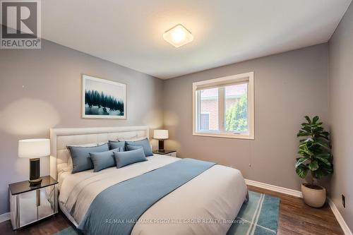 36 Glen Oak Court, Barrie, ON - Indoor Photo Showing Bedroom