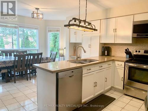 6152 Hardesty Crescent, Mississauga, ON - Indoor Photo Showing Kitchen With Double Sink