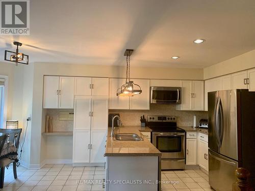 6152 Hardesty Crescent, Mississauga, ON - Indoor Photo Showing Kitchen With Double Sink