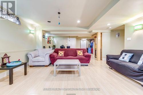 6152 Hardesty Crescent, Mississauga, ON - Indoor Photo Showing Living Room