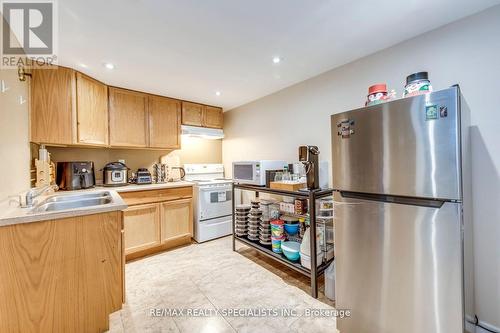 6152 Hardesty Crescent, Mississauga, ON - Indoor Photo Showing Kitchen With Double Sink