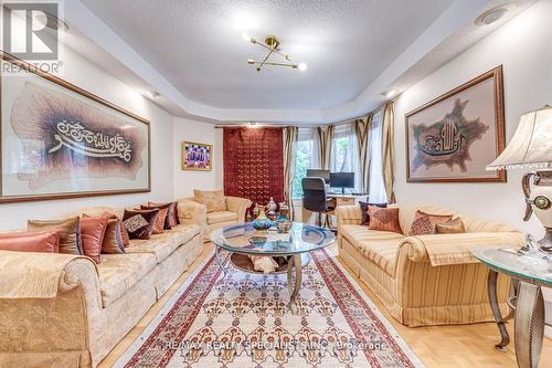 6152 Hardesty Crescent, Mississauga, ON - Indoor Photo Showing Living Room