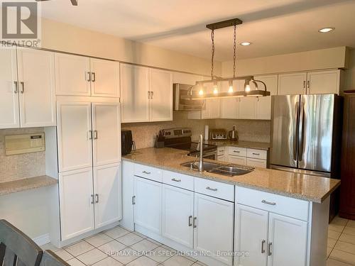 6152 Hardesty Crescent, Mississauga, ON - Indoor Photo Showing Kitchen