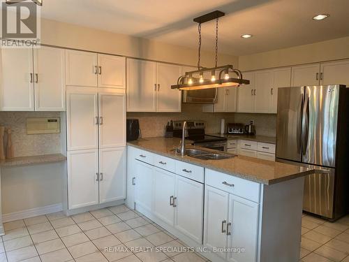 6152 Hardesty Crescent, Mississauga, ON - Indoor Photo Showing Kitchen