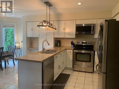 6152 Hardesty Crescent, Mississauga, ON - Indoor Photo Showing Kitchen With Double Sink