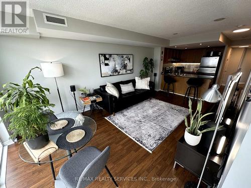 901 - 9 George Street N, Brampton, ON - Indoor Photo Showing Living Room