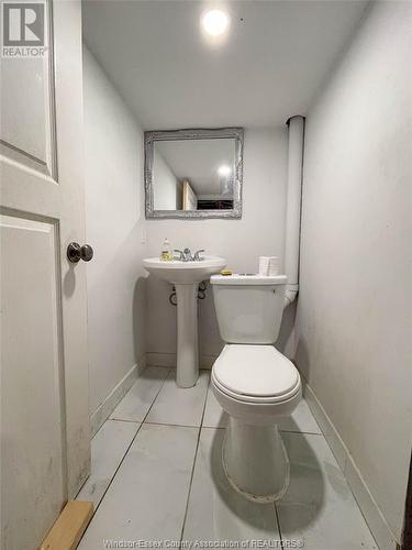 372 Rosedale, Windsor, ON - Indoor Photo Showing Bathroom