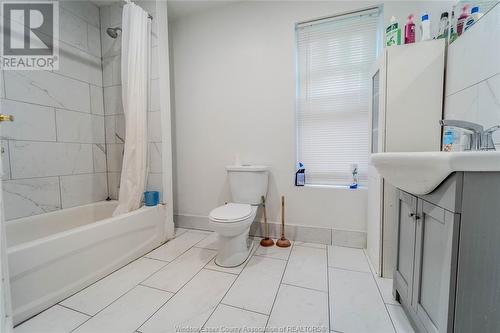 372 Rosedale, Windsor, ON - Indoor Photo Showing Bathroom