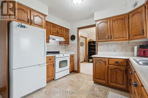 126 Colbeck Drive, Welland, ON - Indoor Photo Showing Kitchen With Double Sink