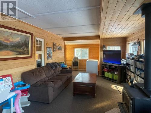 27 Pioneer Way, Fort Nelson, BC - Indoor Photo Showing Living Room