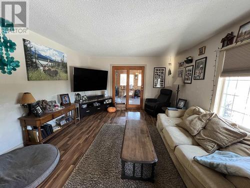 27 Pioneer Way, Fort Nelson, BC - Indoor Photo Showing Living Room