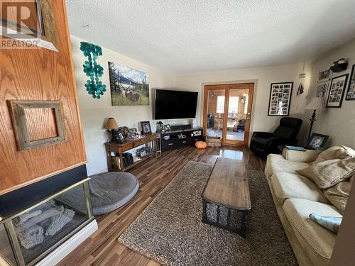 27 Pioneer Way, Fort Nelson, BC - Indoor Photo Showing Living Room