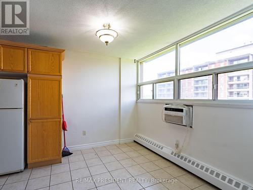 701 - 1950 Main Street West, Hamilton, ON - Indoor Photo Showing Kitchen