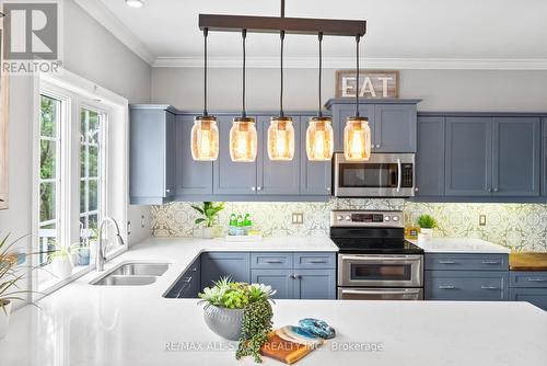 2 Honeys Beach Road, Scugog, ON - Indoor Photo Showing Kitchen With Double Sink With Upgraded Kitchen