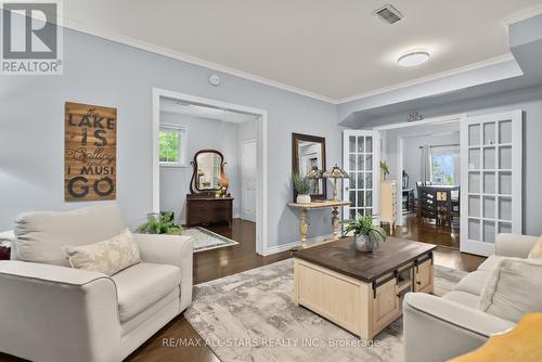 2 Honeys Beach Road, Scugog, ON - Indoor Photo Showing Living Room