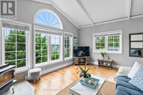 2 Honeys Beach Road, Scugog, ON - Indoor Photo Showing Living Room